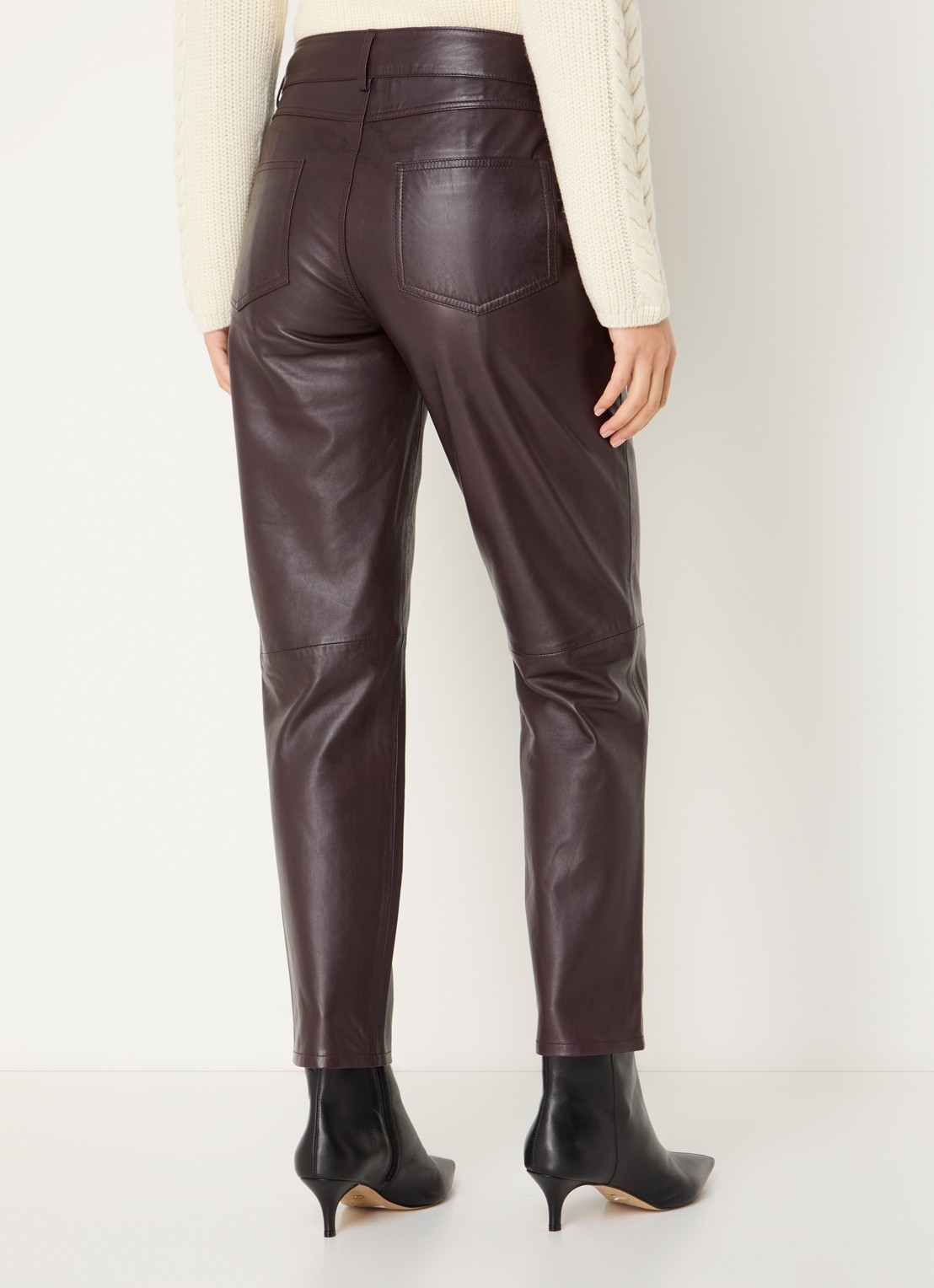 ba&sh Kelly mid waist tapered fit broek van lamsleer - achterkant aubergine