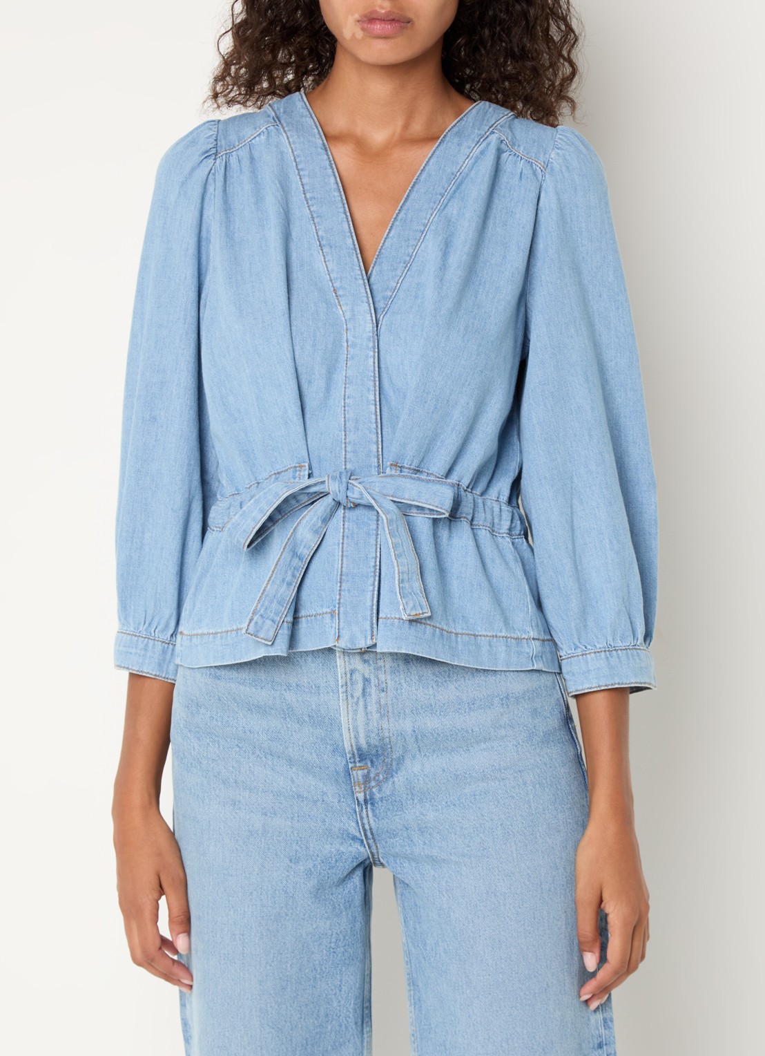 ba&sh Lavina tuniek van chambray met strikceintuur - detail 4 lichtblauw