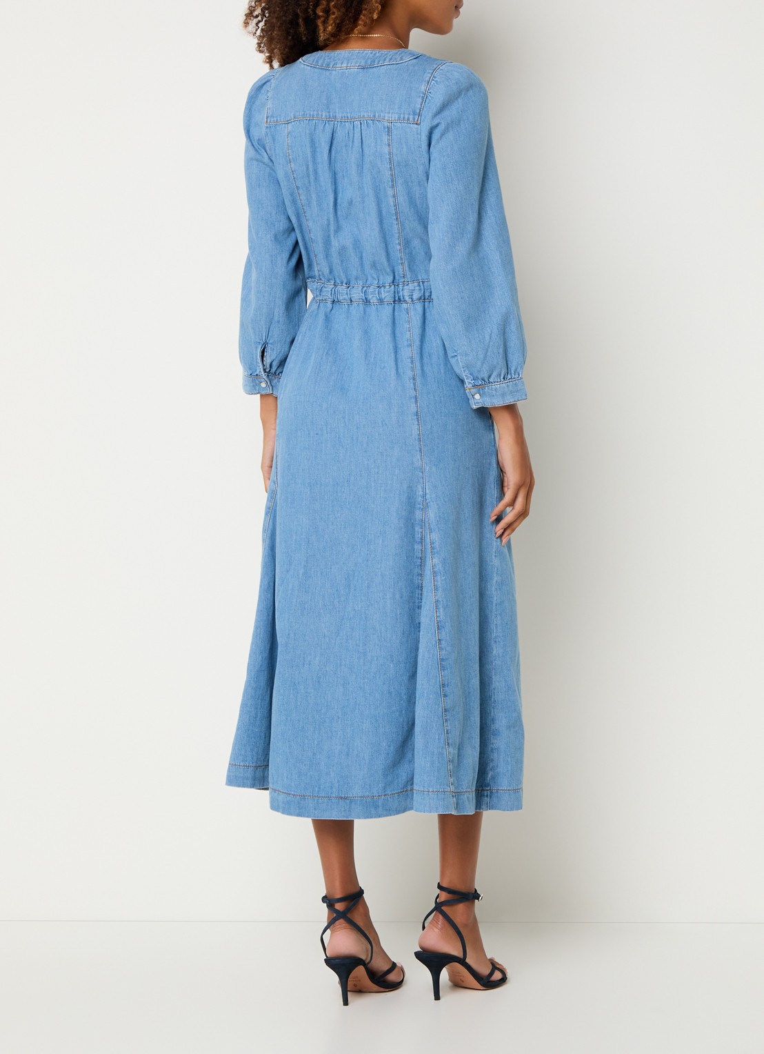 ba&sh Lia midi jurk van chambray met strikceintuur - achterkant blauw