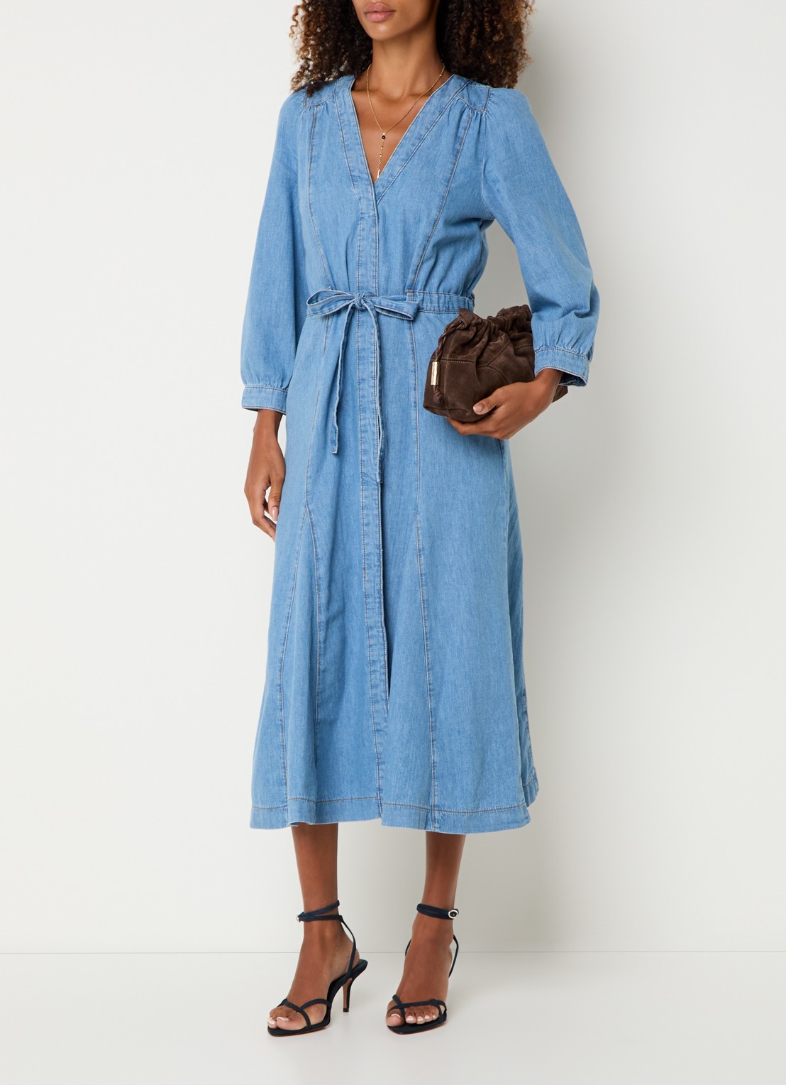 ba&sh Lia midi jurk van chambray met strikceintuur - detail 2 blauw