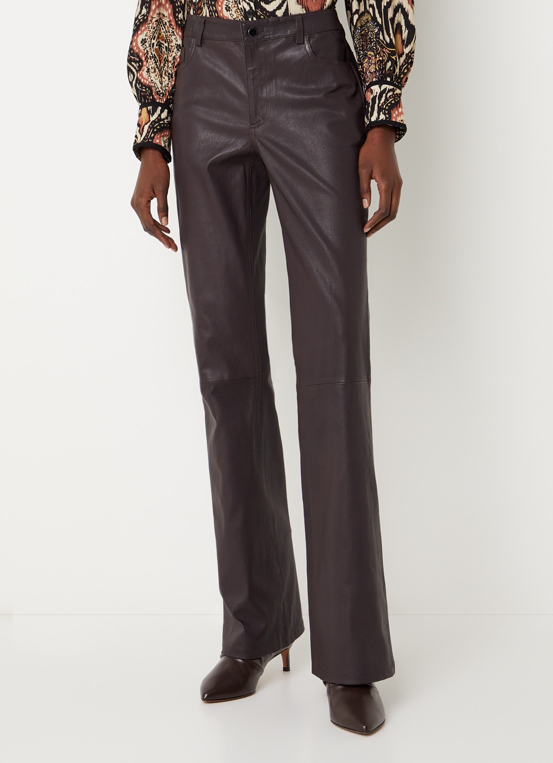 ba&sh Lior low waist flared fit broek van imitatieleer - detail 4 donkerbruin