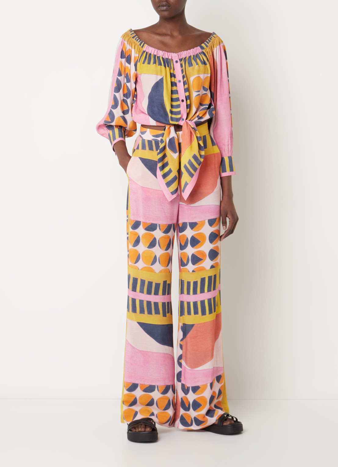 ba&sh Mallory mid waist straight fit pantalon met grafische print  - voorkant 2 lichtroze
