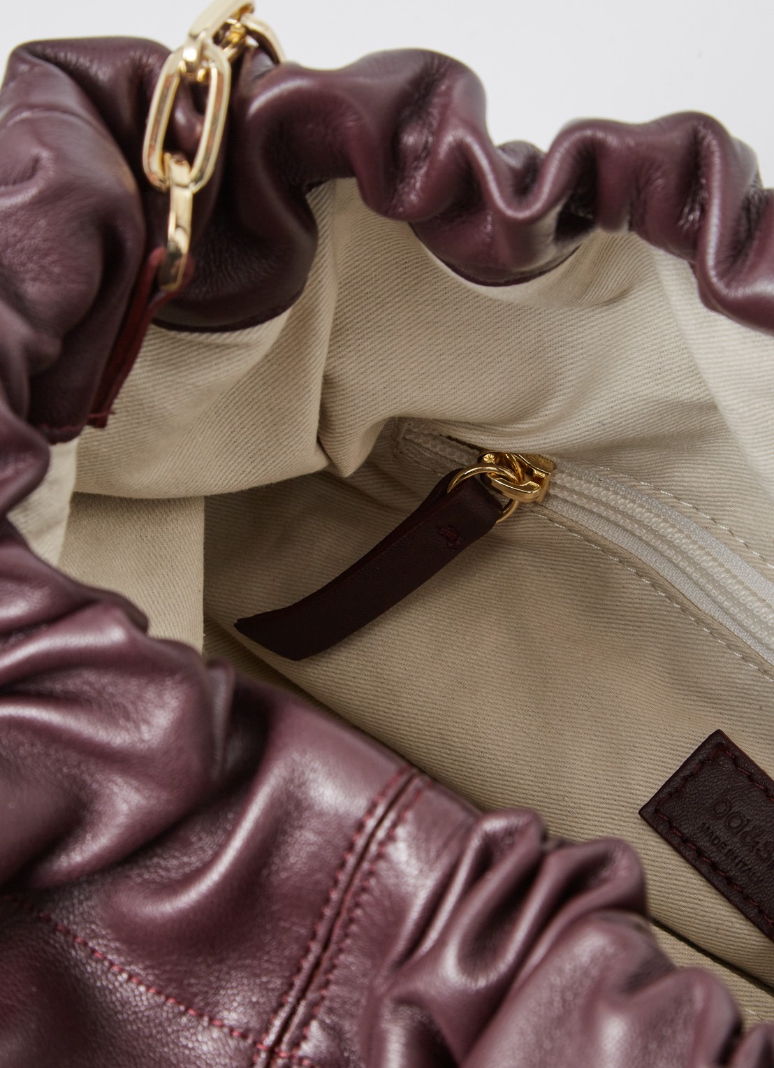 ba&sh Medium schoudertas van lamsleer - detail 3 aubergine