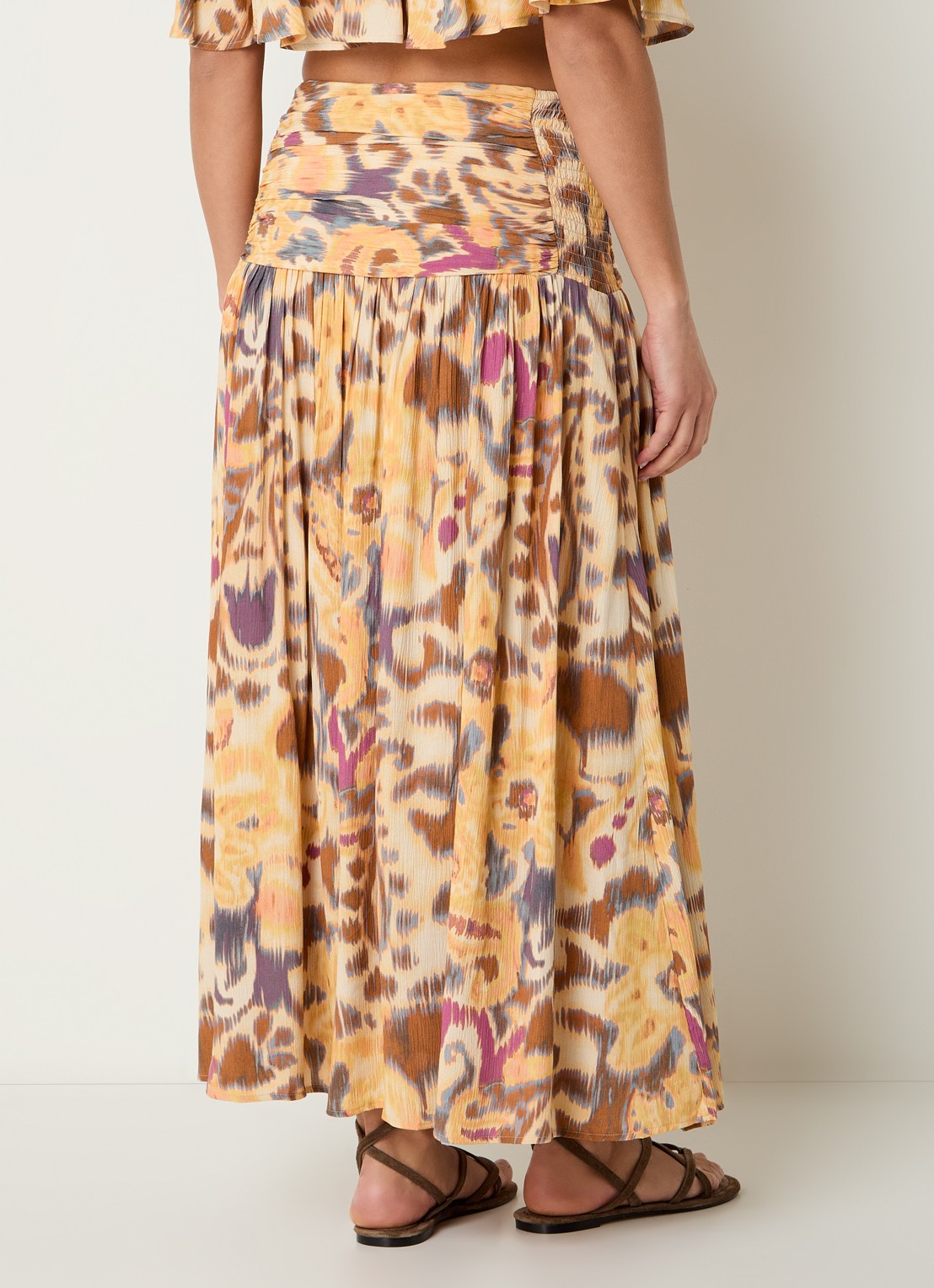 ba&sh Miacoma maxi rok met print en smockwerk  - achterkant 3 okergeel