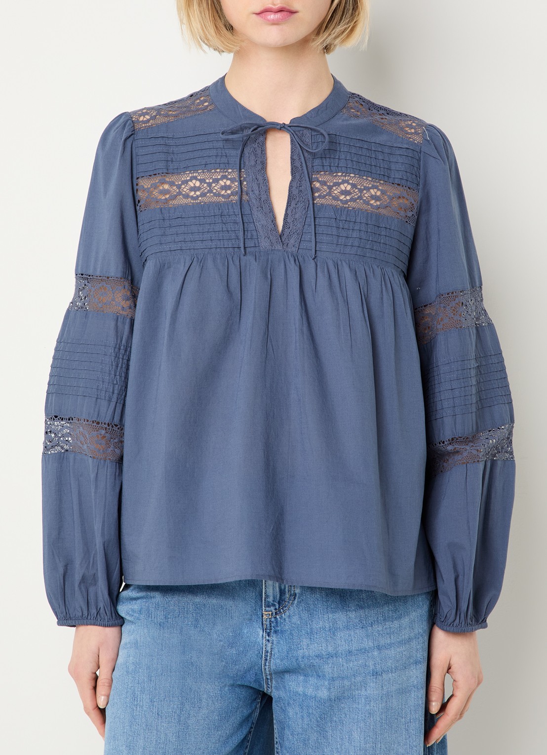 ba&sh Nami blouse met details van kant - detail 2 staalblauw