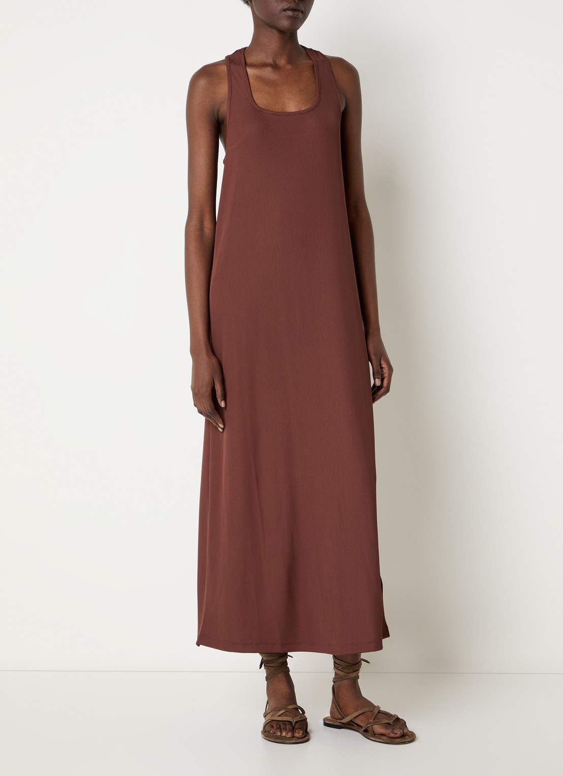 ba&sh Naora maxi jurk van jersey met ribstructuur - detail chocoladebruin