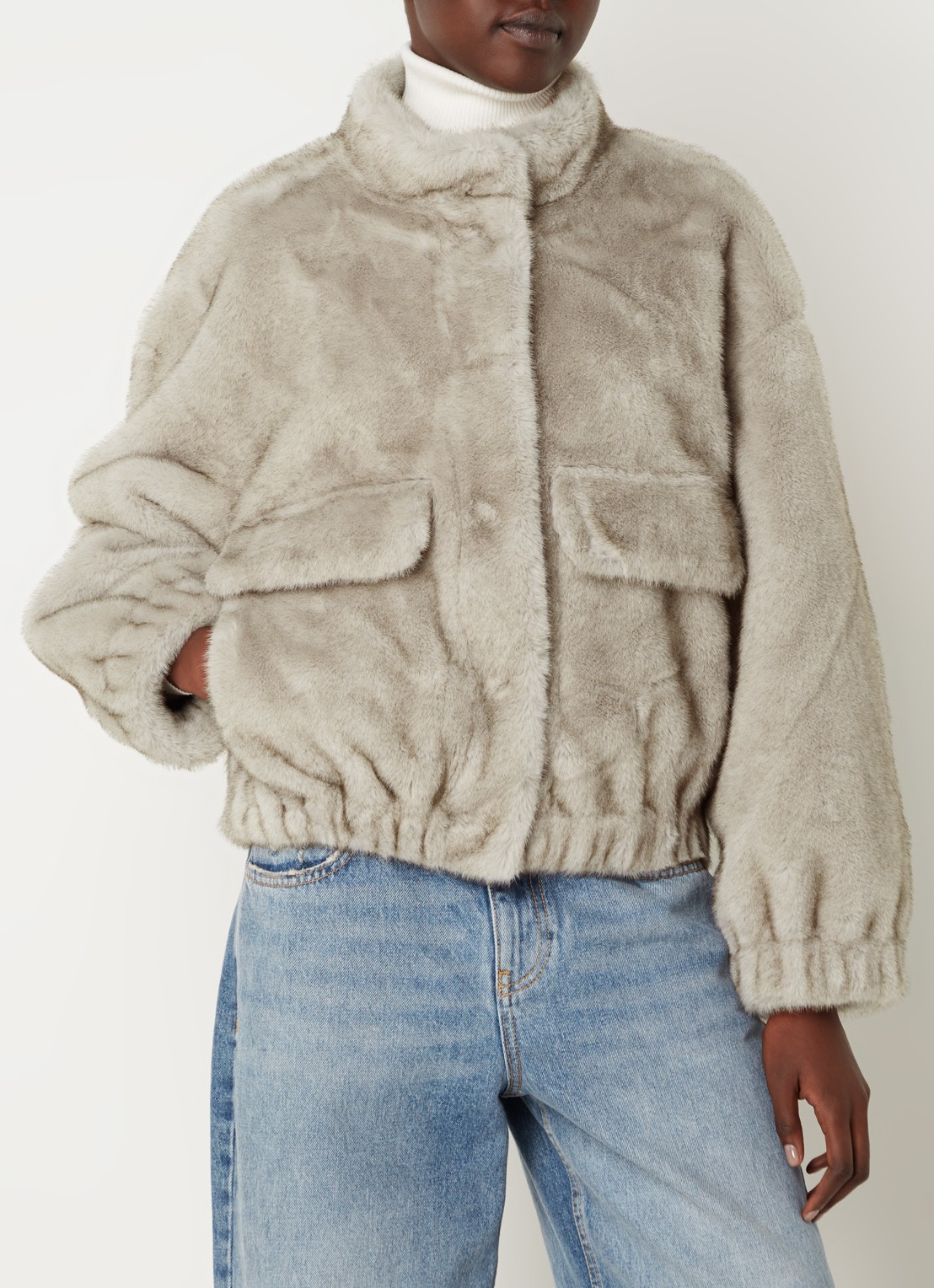 ba&sh Paros oversized bomberjack van imitatiebont met steekzakken - detail creme