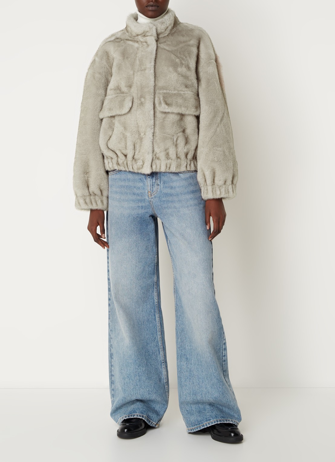 ba&sh Paros oversized bomberjack van imitatiebont met steekzakken - voorkant 5 creme