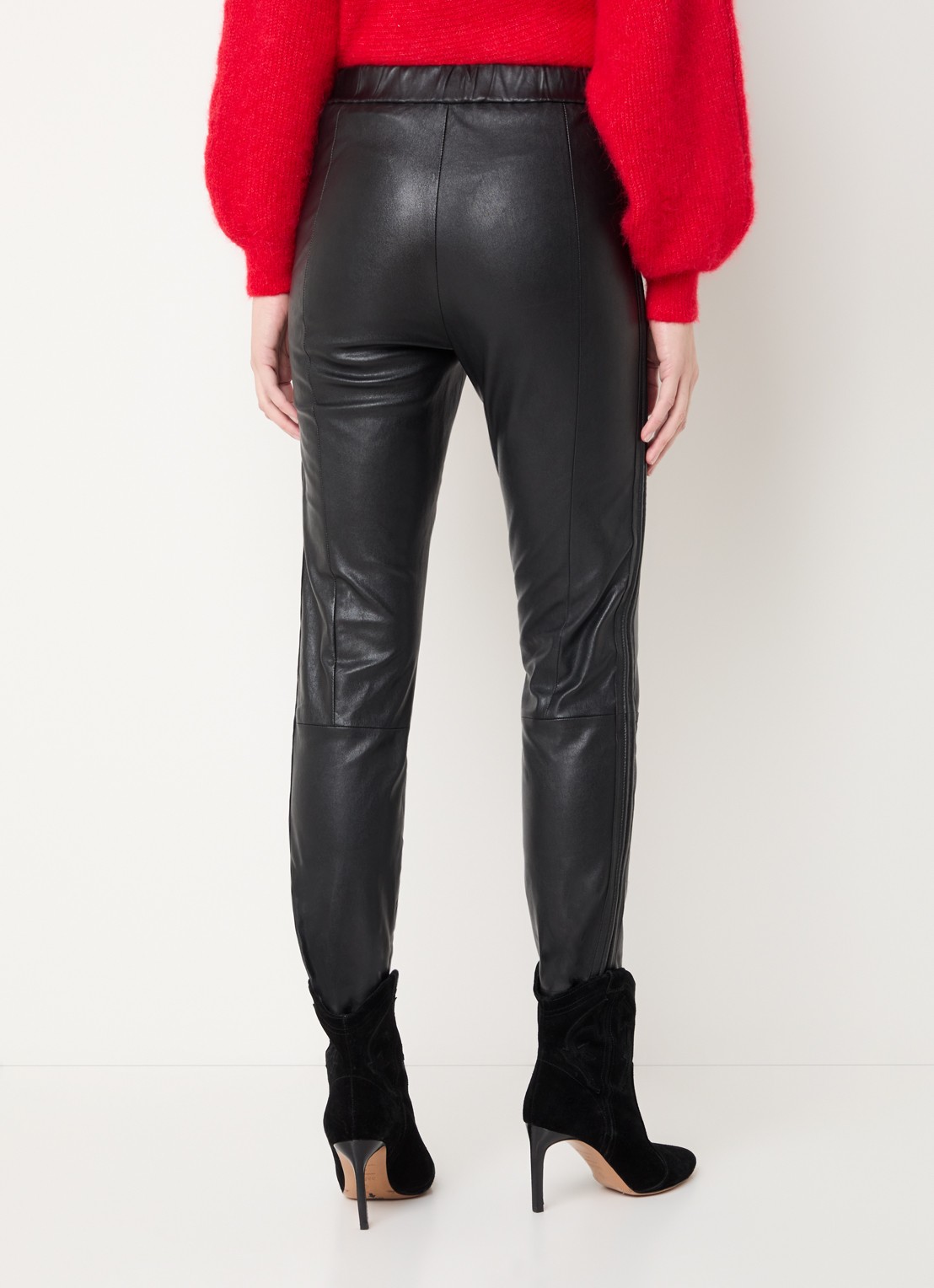 ba&sh Quany mid waist slim fit broek van lamsleer met elastische band - achterkant zwart