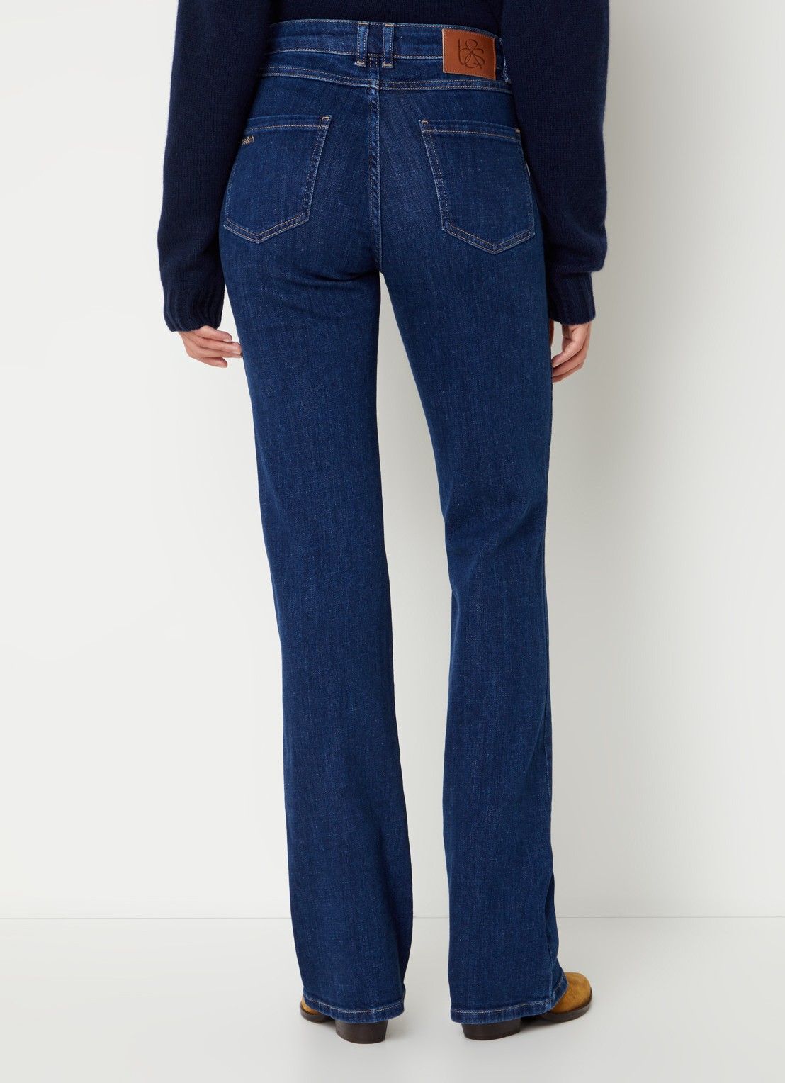 ba&sh Ross mid waist bootcut jeans met donkere wassing - achterkant 4 indigo