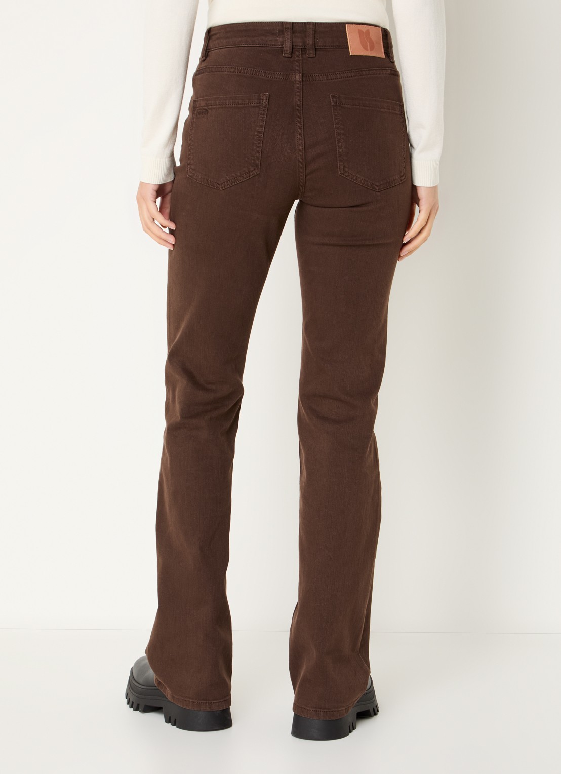 ba&sh Ross mid waist flared jeans met gekleurde wassing - achterkant donkerbruin