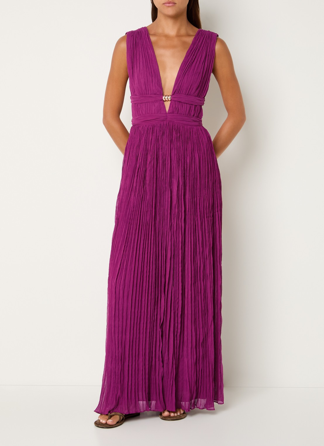 ba&sh Tania maxi jurk met plissé en V-hals - detail 4 fuchsia
