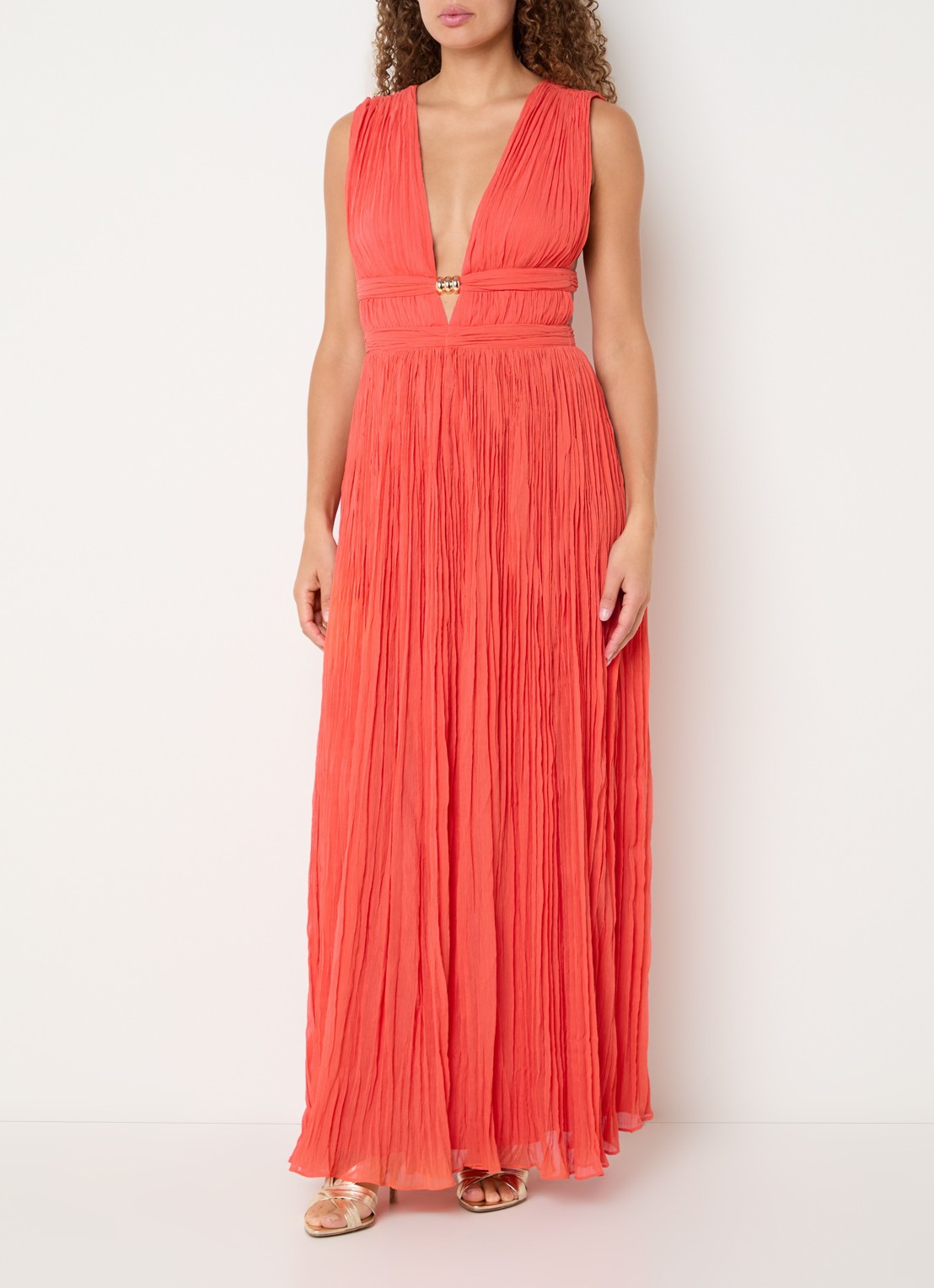 ba&sh Tania maxi jurk met plissé en V-hals - detail oranjerood
