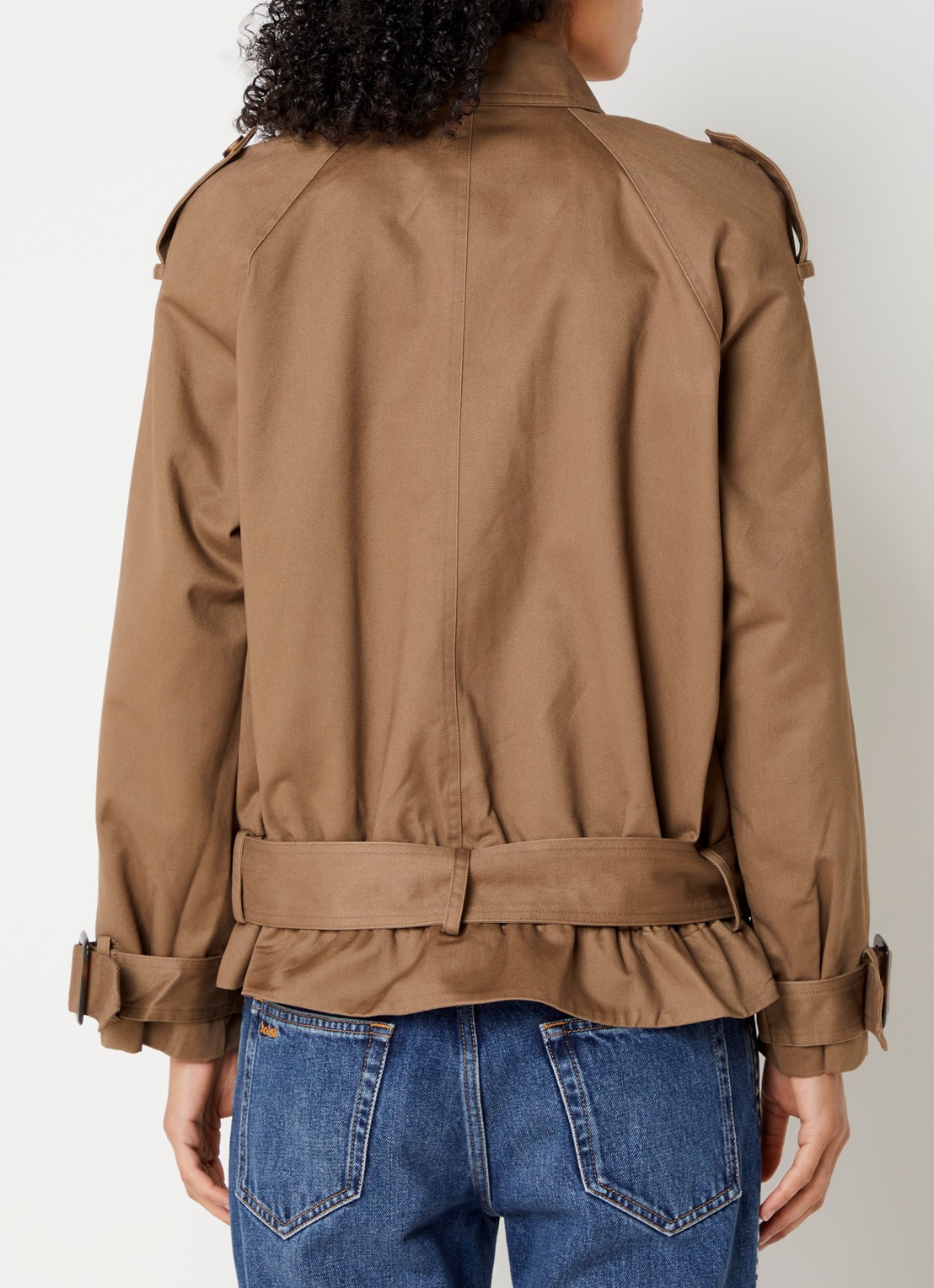 ba&sh Winnie trenchcoat met strikceintuur en steekzakken - achterkant 3 camel