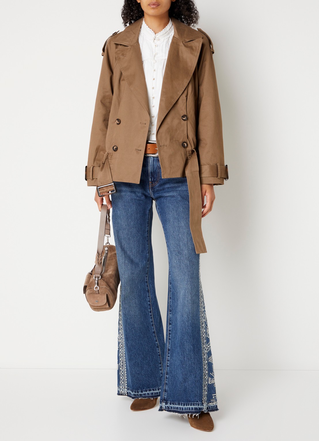 ba&sh Winnie trenchcoat met strikceintuur en steekzakken - voorkant 2 camel