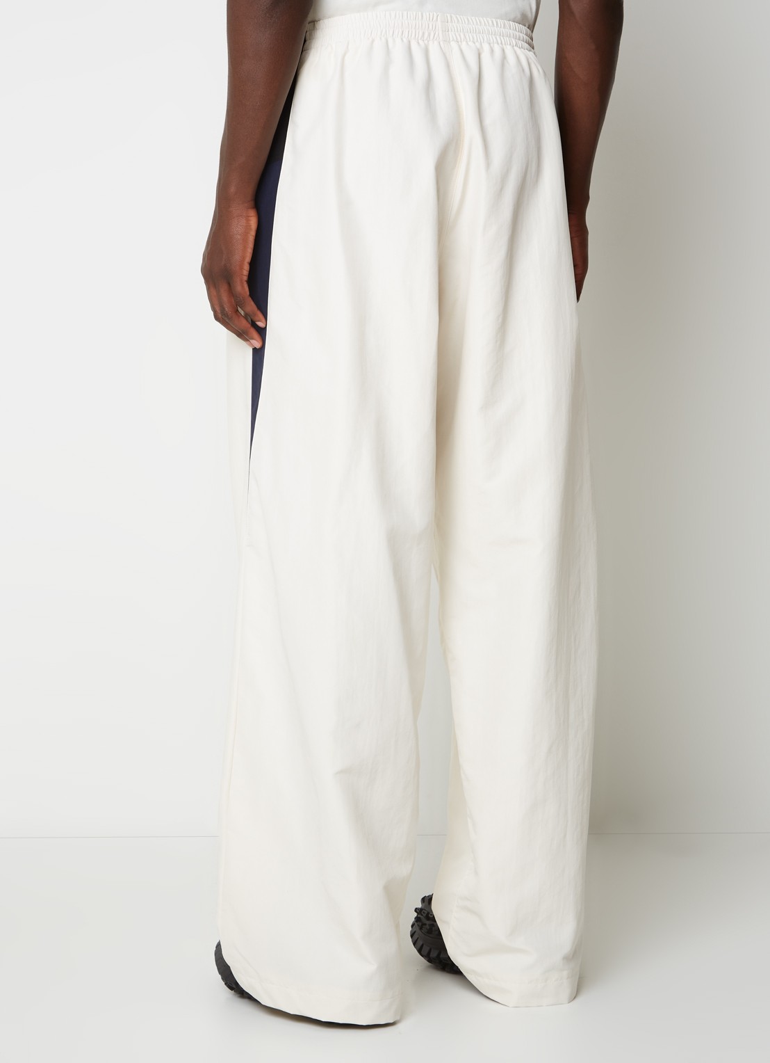 Balenciaga 3B Sports Icon mid waist loose fit trackpants met logo - achterkant 3 gebroken wit