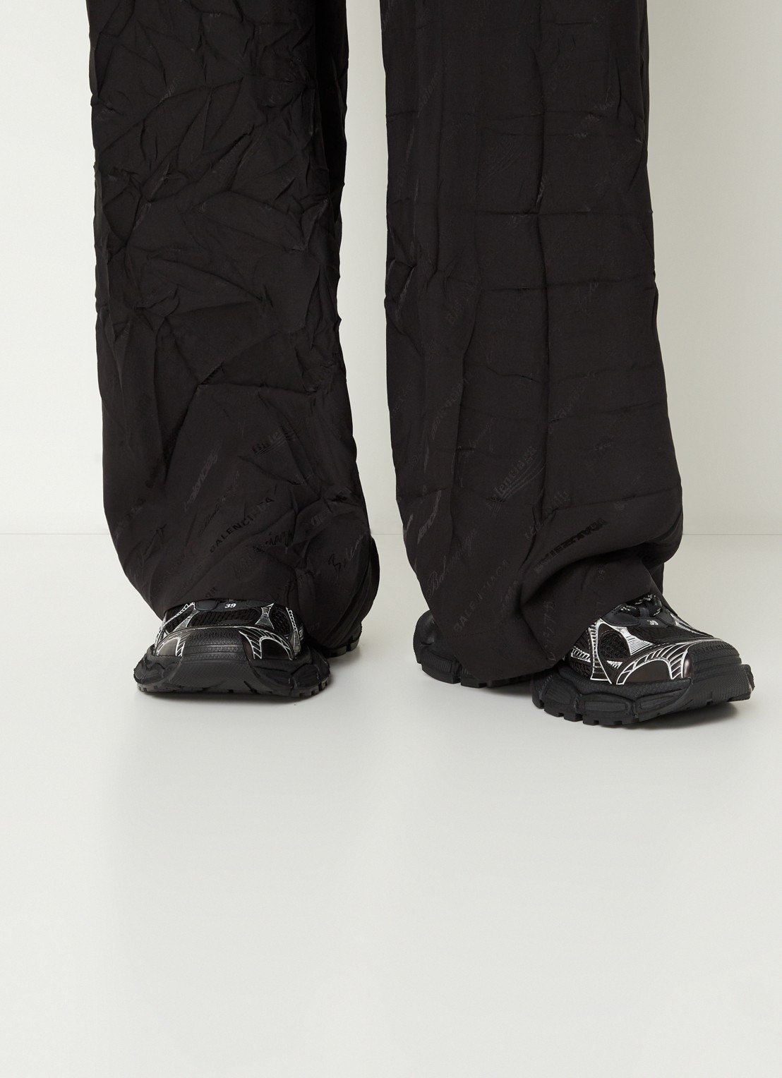 Balenciaga 3XL sneaker met mesh details  - voorkant 2 zwart