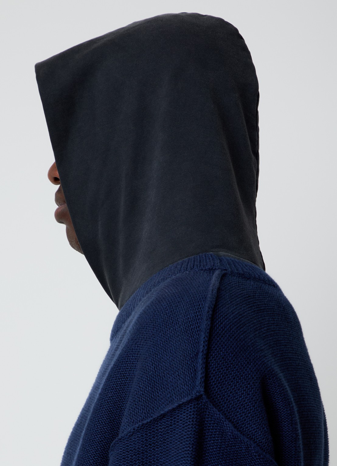 Balenciaga Grofgebreide trui met capuchon - detail 5 donkerblauw