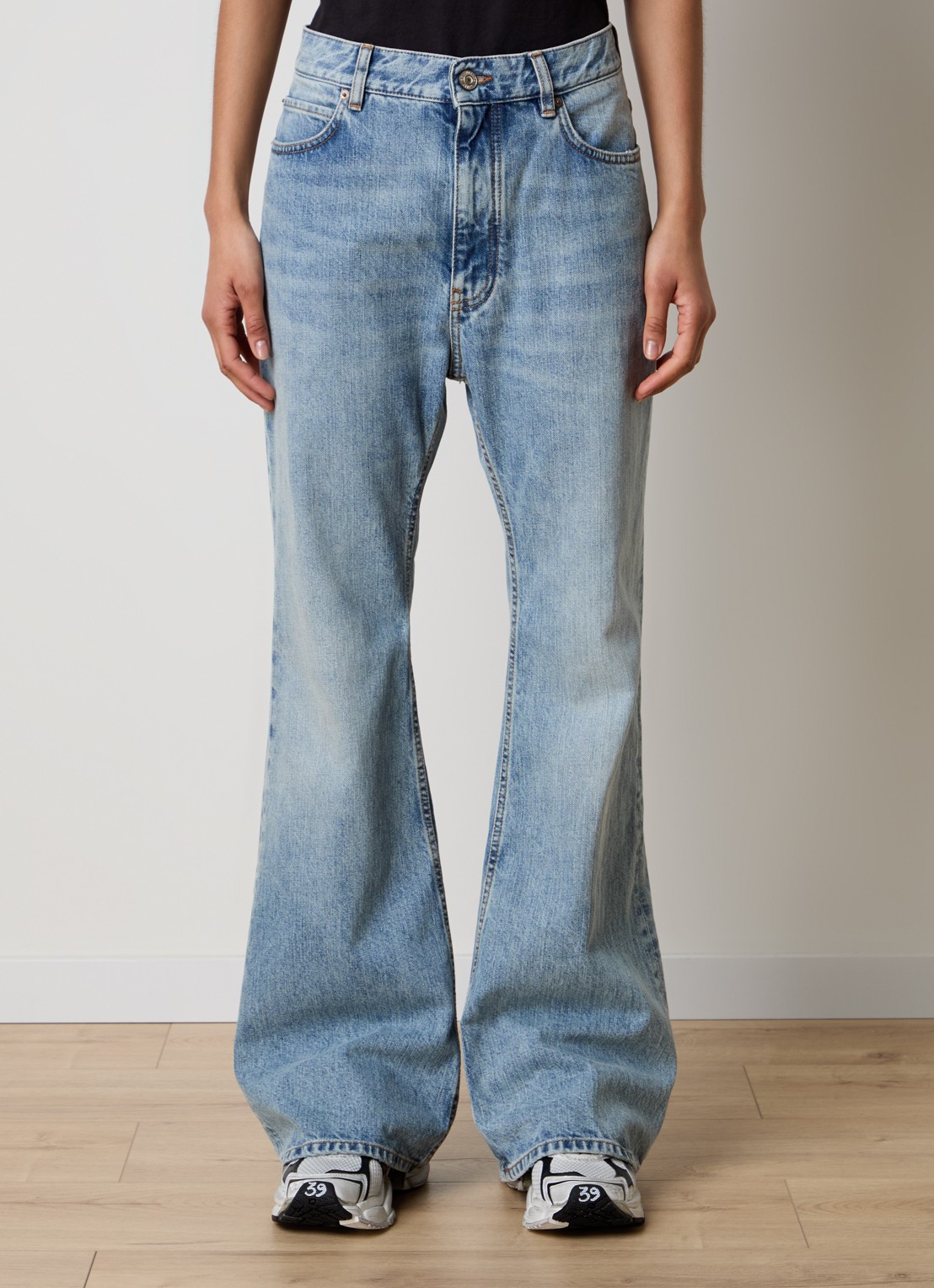 Balenciaga High waist flared jeans met lichte wassing - detail 4 indigo