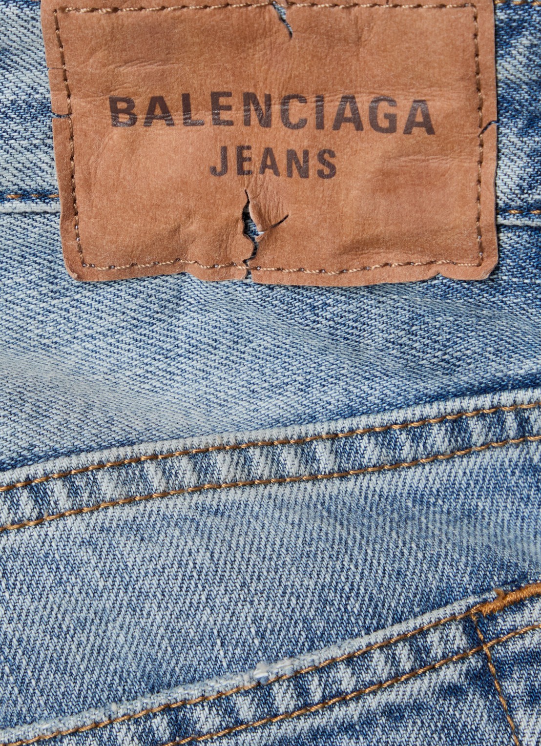 Balenciaga High waist flared jeans met lichte wassing - detail 6 indigo