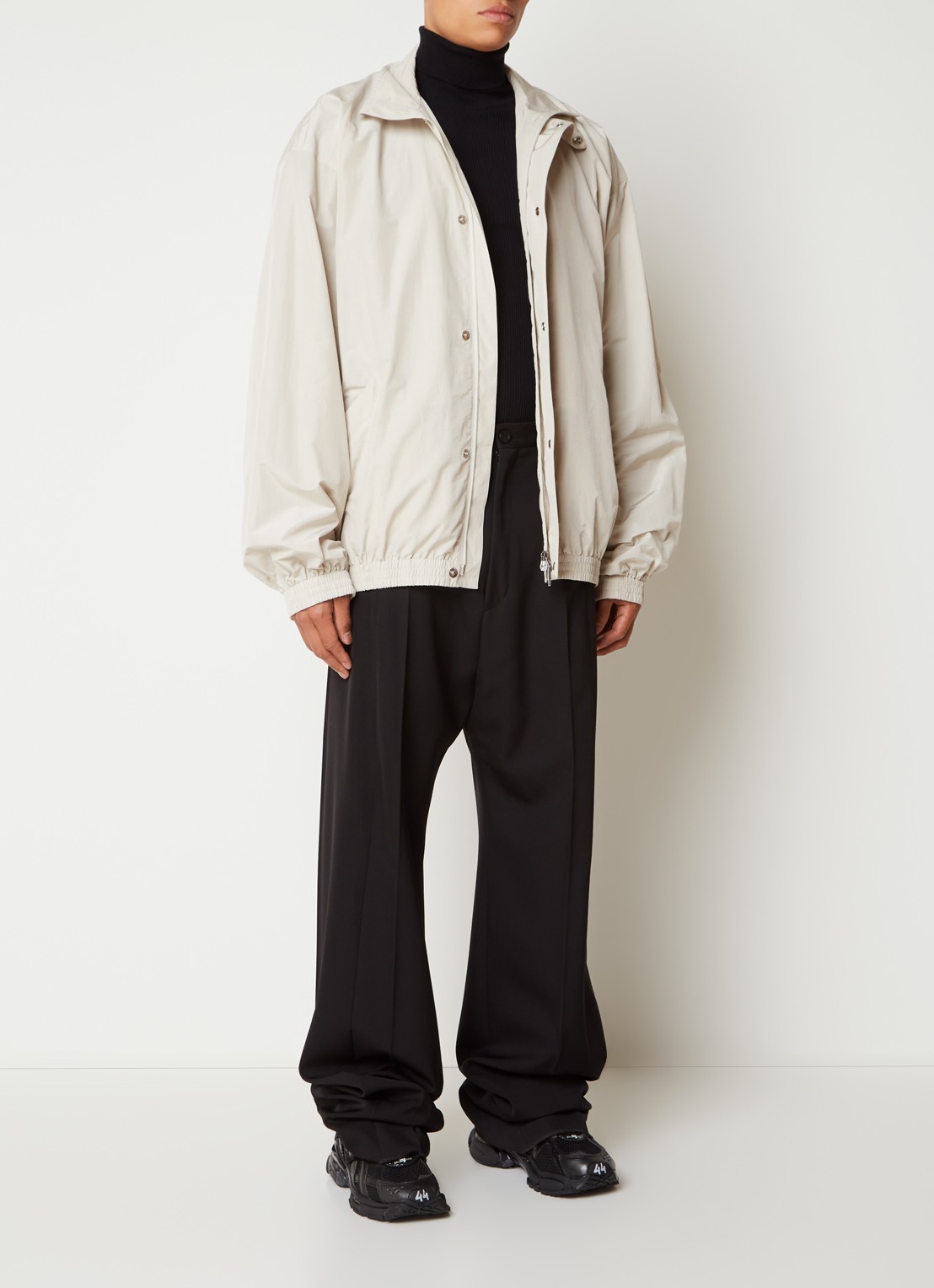 Balenciaga Minimal oversized jack met opstaande kraag  - voorkant 2 beige