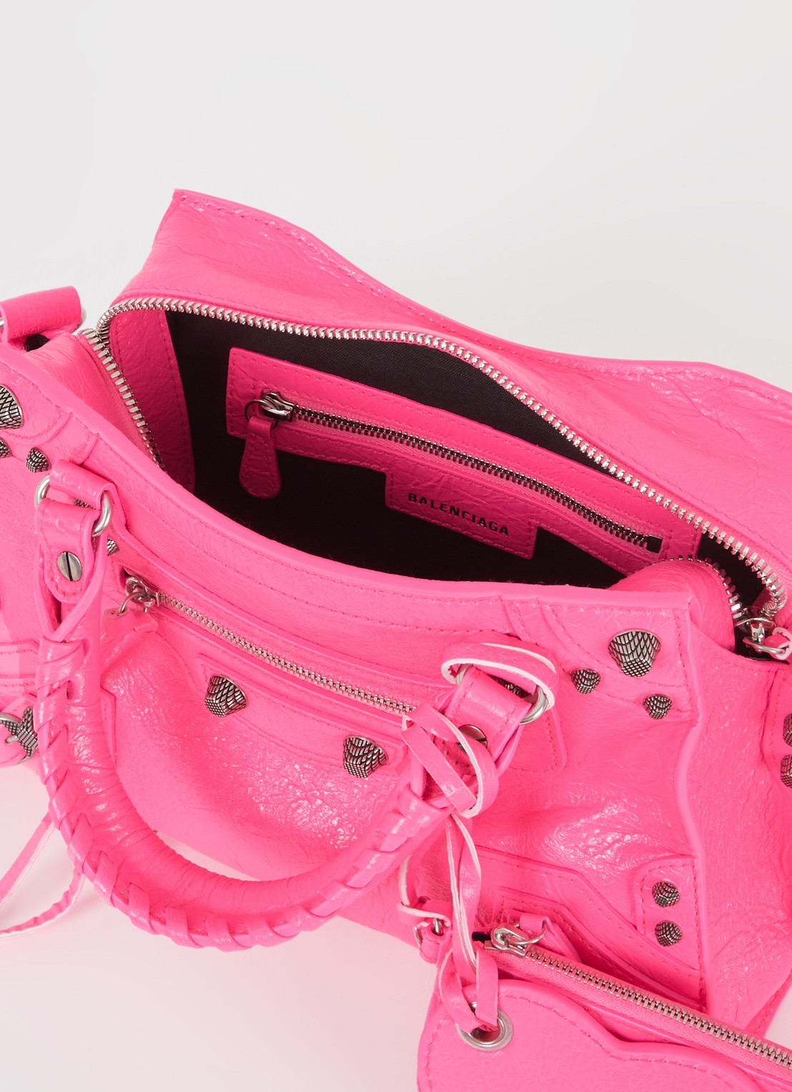 Balenciaga Neo Cagole XS handtas van lamsleer met studs  - detail neonroze