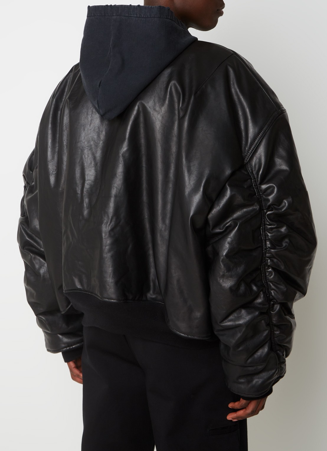 Balenciaga Oversized bomberjack van leer met capuchon - achterkant zwart