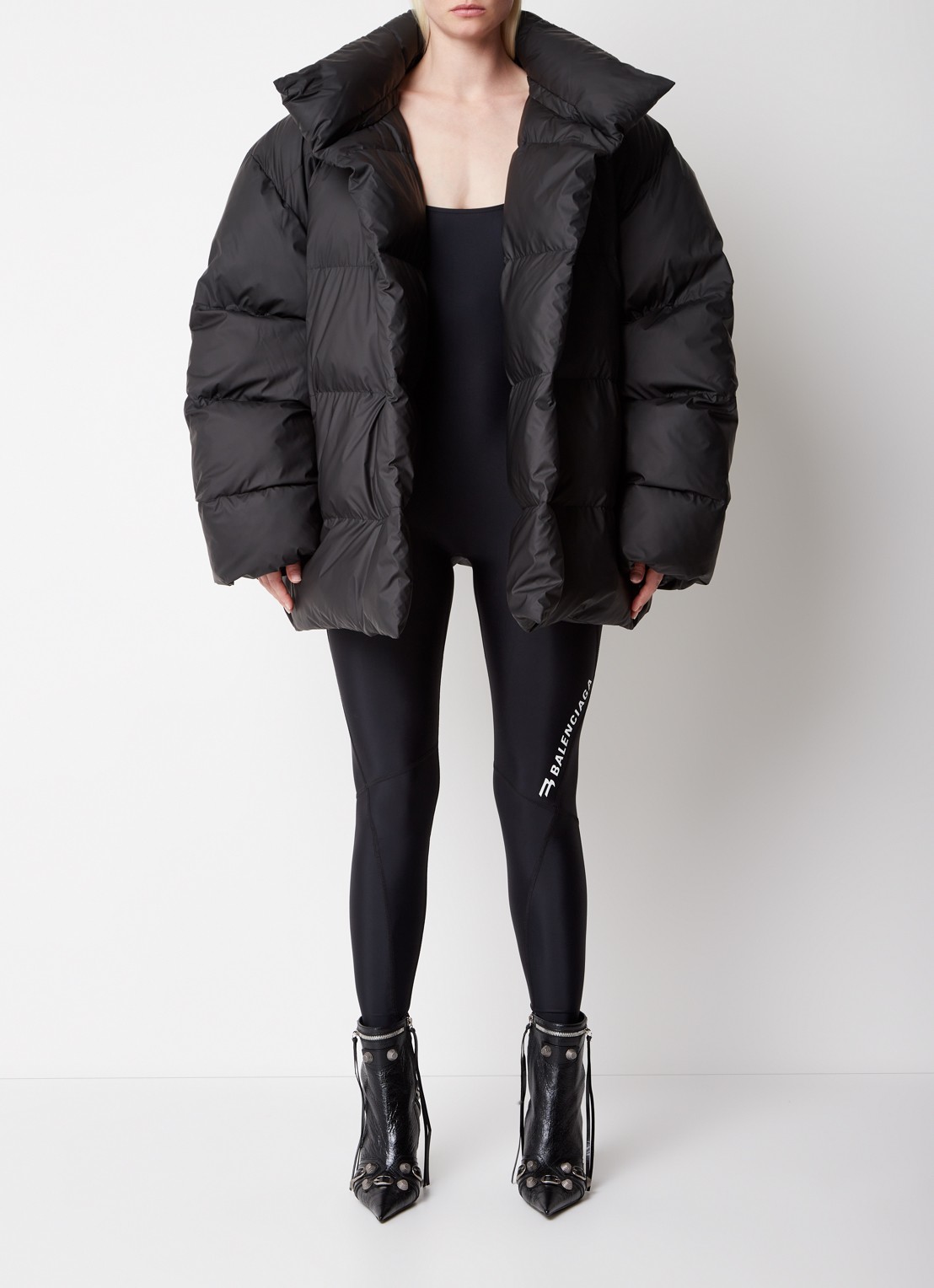 Balenciaga  Oversized puffer jack met opbergbare capuchon en logoborduring - voorkant 3 zwart