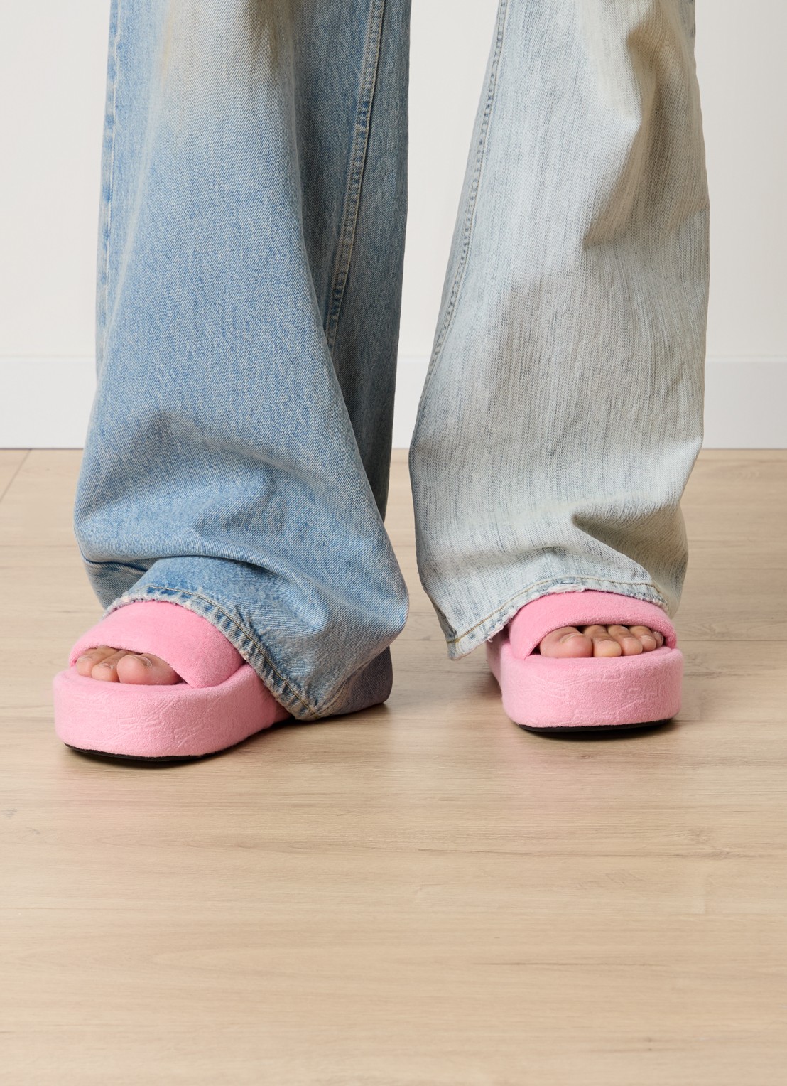 Balenciaga Rise slipper met logo - voorkant 7 roze
