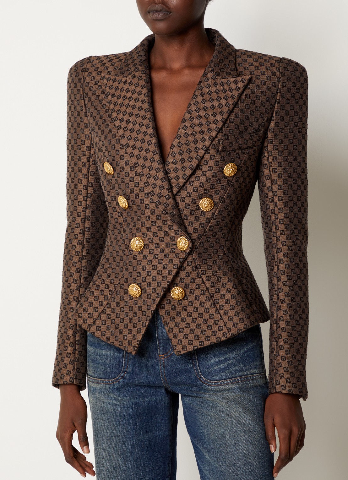Balmain Double-breasted blazer met schoudervulling en logo jacquard dessin  - detail 4 bruin