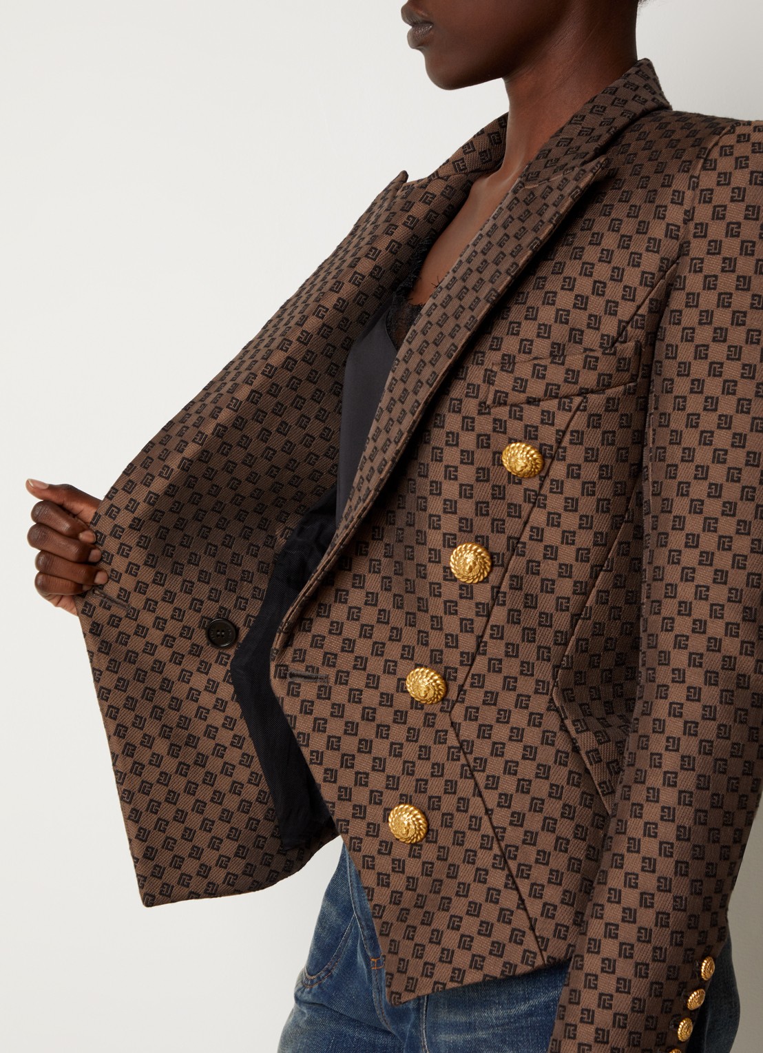 Balmain Double-breasted blazer met schoudervulling en logo jacquard dessin  - detail 6 bruin