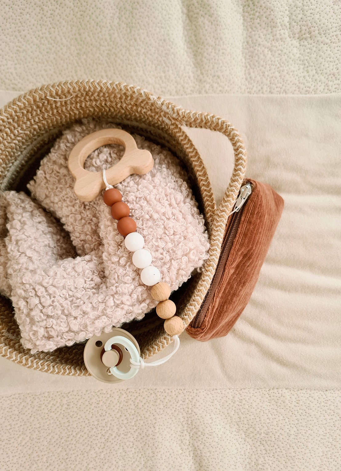 BamBam Bear speenkoord van hout  - voorkant 2 donkerbeige
