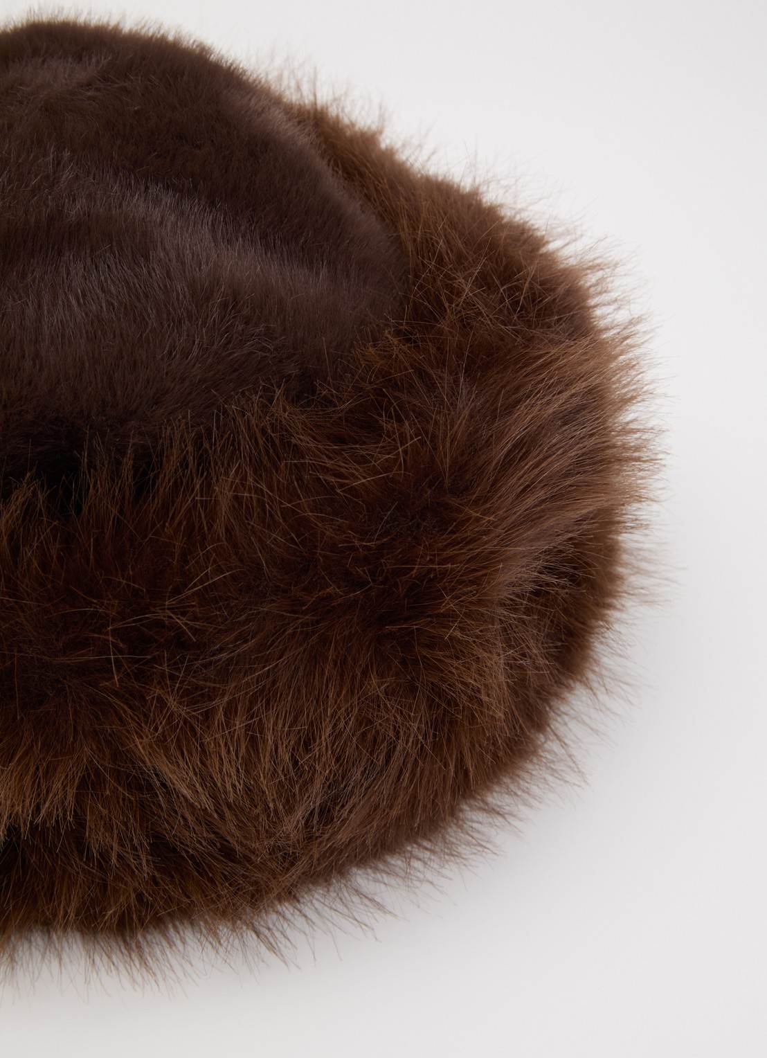 Barts Angeliqa muts van imitatiebont met logo  - detail 2 donkerbruin