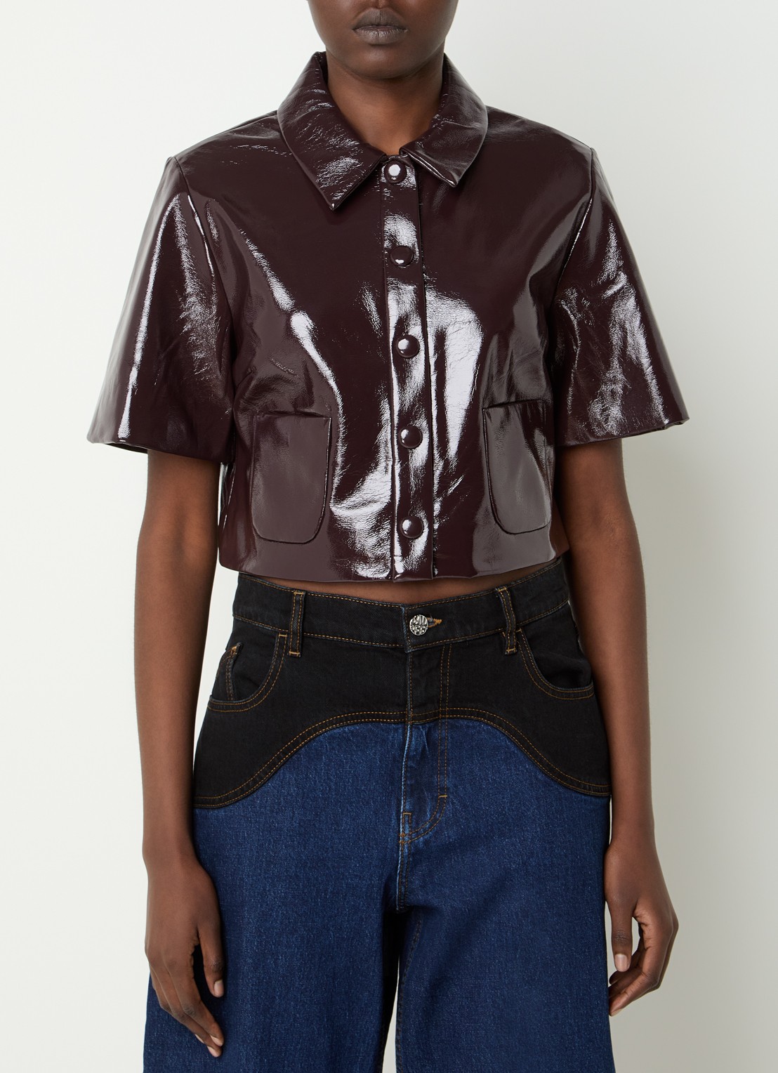 Baum und Pferdgarten Beth cropped blouse van imitatieleer met lakfinish - detail 3 bordeauxrood