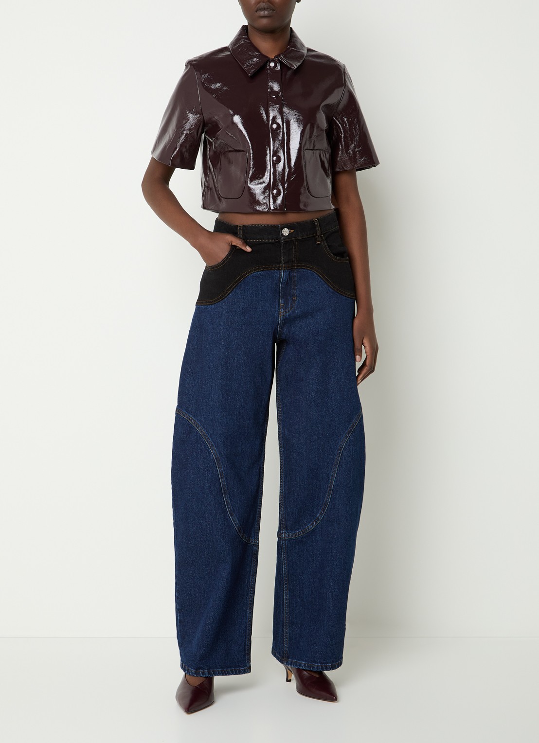 Baum und Pferdgarten Beth cropped blouse van imitatieleer met lakfinish - voorkant 2 bordeauxrood