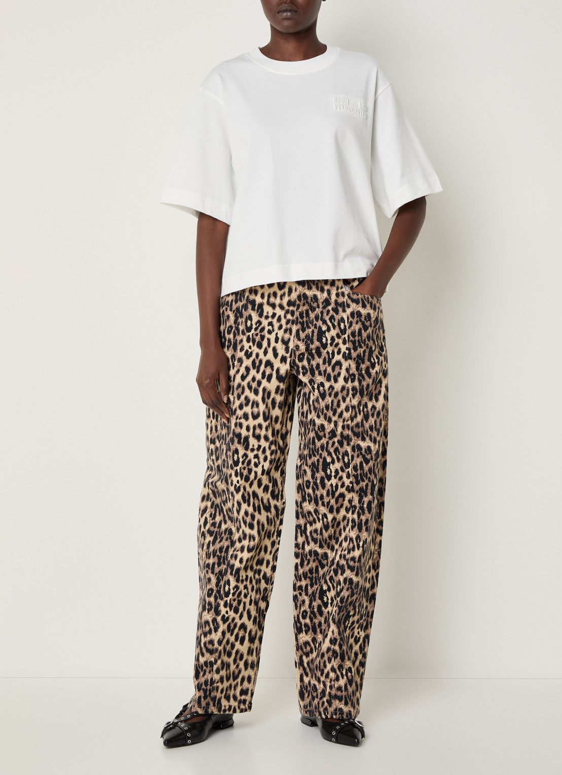 Baum und Pferdgarten Nara high waist wide leg jeans met panterprint - voorkant 4 bruin