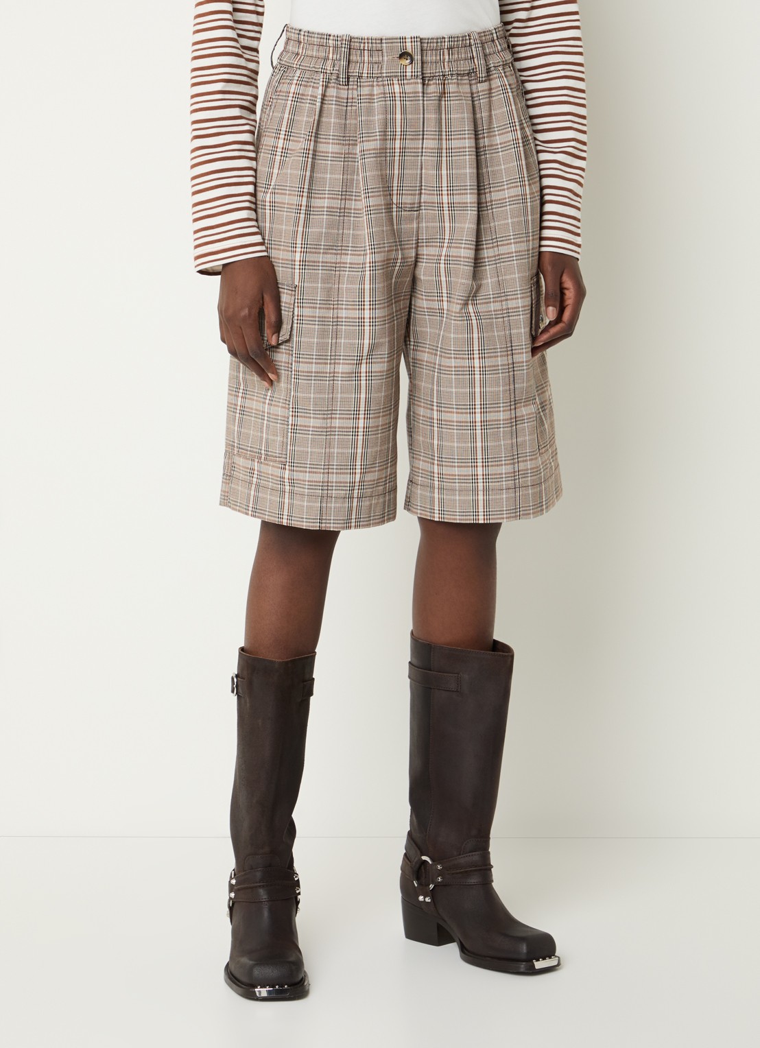 Baum und Pferdgarten Neeto high waist loose fit korte cargobroek met ruitdessin en klepzakken - detail 4 beige