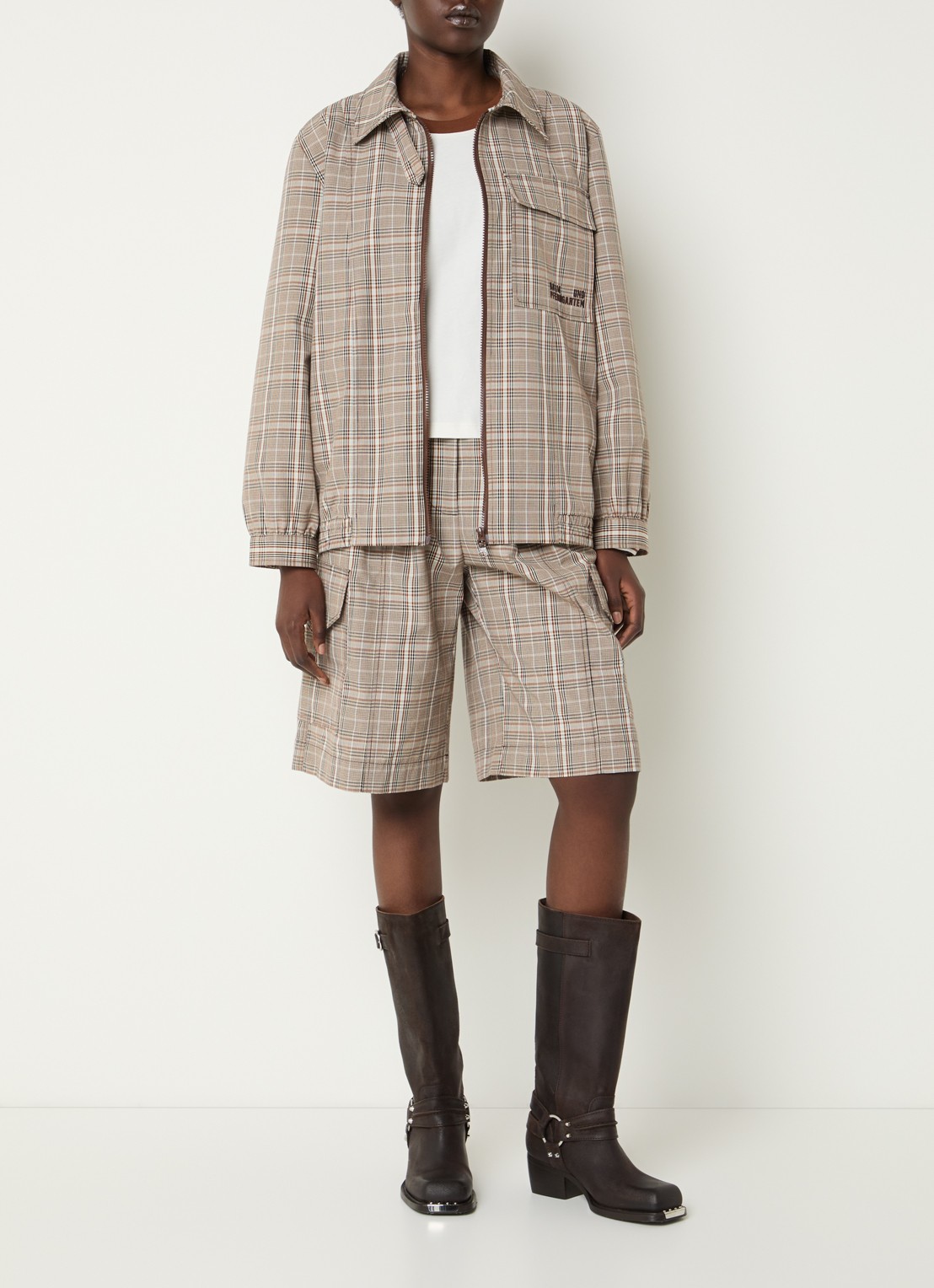 Baum und Pferdgarten Neeto high waist loose fit korte cargobroek met ruitdessin en klepzakken - voorkant 2 beige