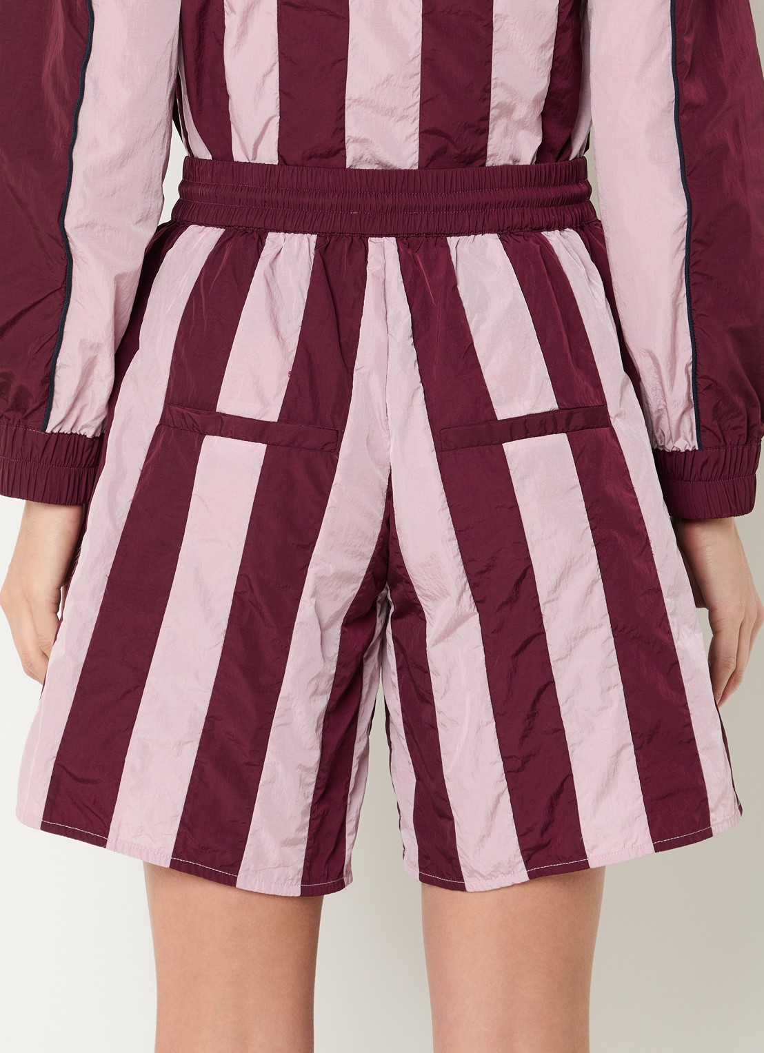 Baum und Pferdgarten Neoma high waist wide fit korte broek met streepprint - achterkant bordeauxrood