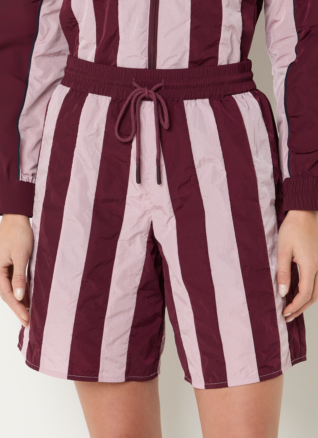 Baum und Pferdgarten Neoma high waist wide fit korte broek met streepprint - detail 2 bordeauxrood