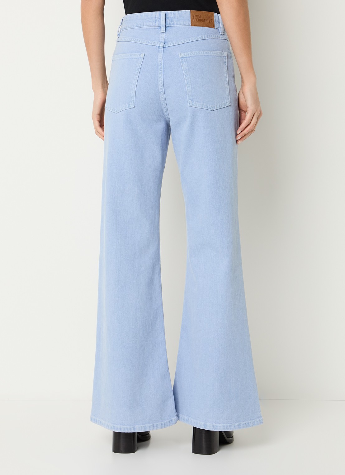 Baum und Pferdgarten Nilea high waist flared jeans met lichte wassing - achterkant indigo