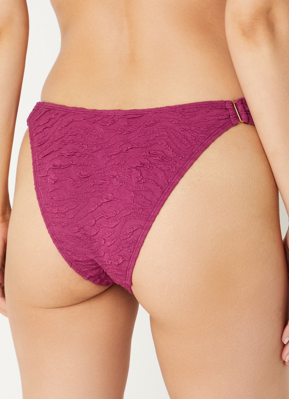 Beachlife Bikinislip met structuur - achterkant 3 paars
