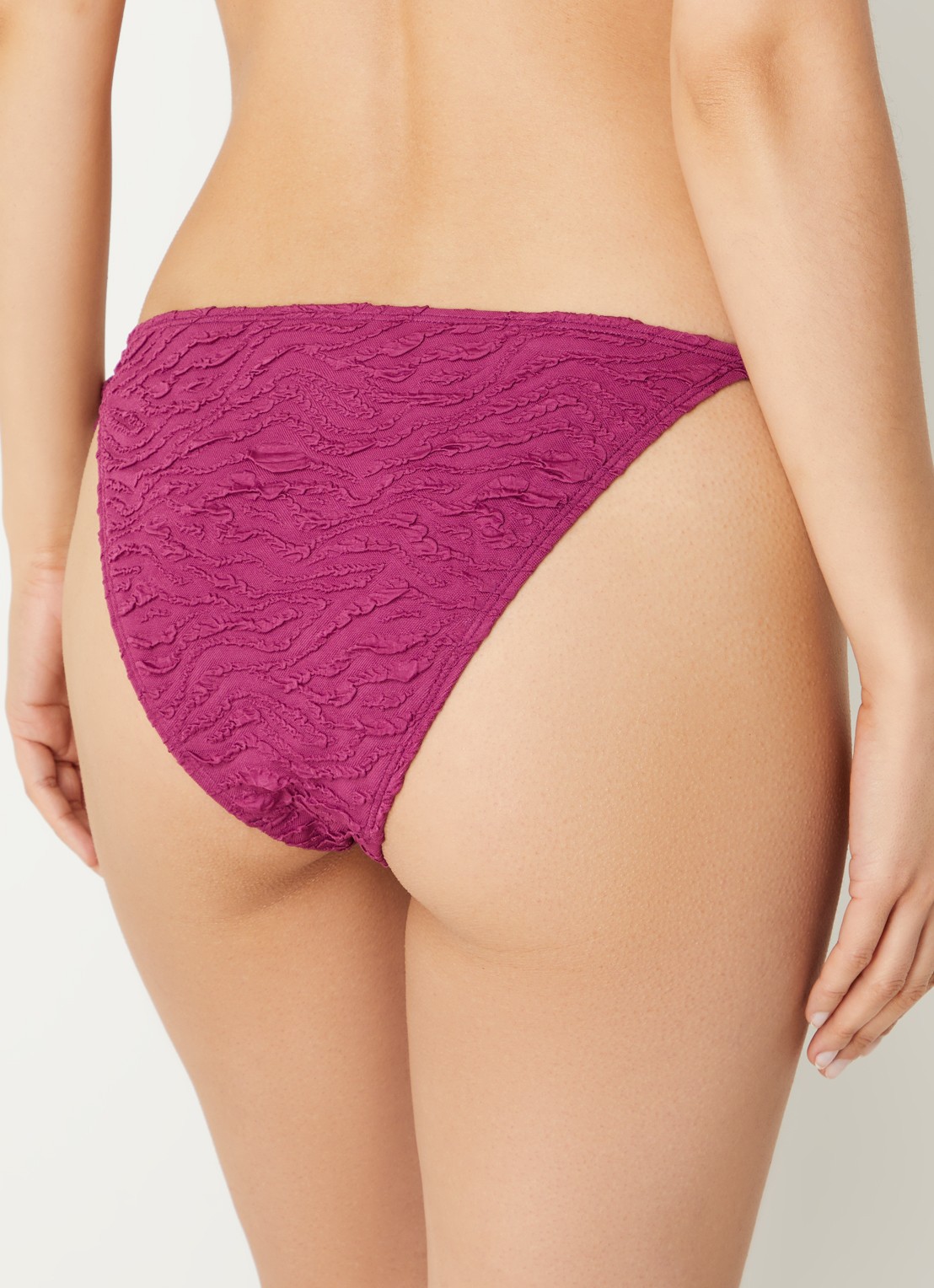 Beachlife Bright Plum bikinislip met structuur - achterkant 3 paars