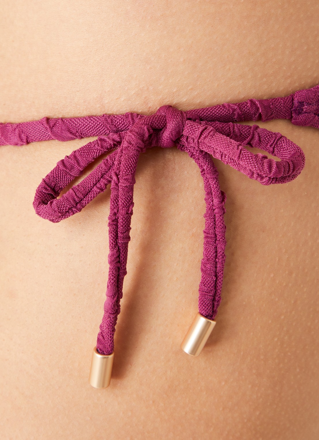 Beachlife Bright Plum bikinislip met structuur - detail 2 paars