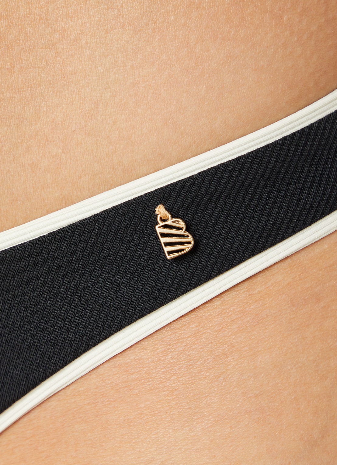 Beachlife High waisted brazilian bikinislip met ribstructuur - detail 5 zwart