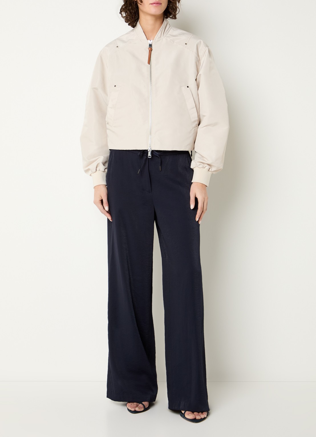 Beaumont Danique bomberjack met steekzakken en glanzende finish - voorkant 4 beige