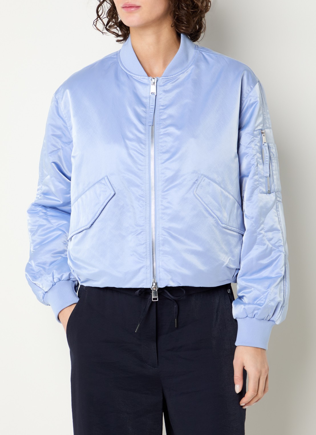 Beaumont Hady bomberjack met klepzakken en glanzende finish - detail 4 blauw