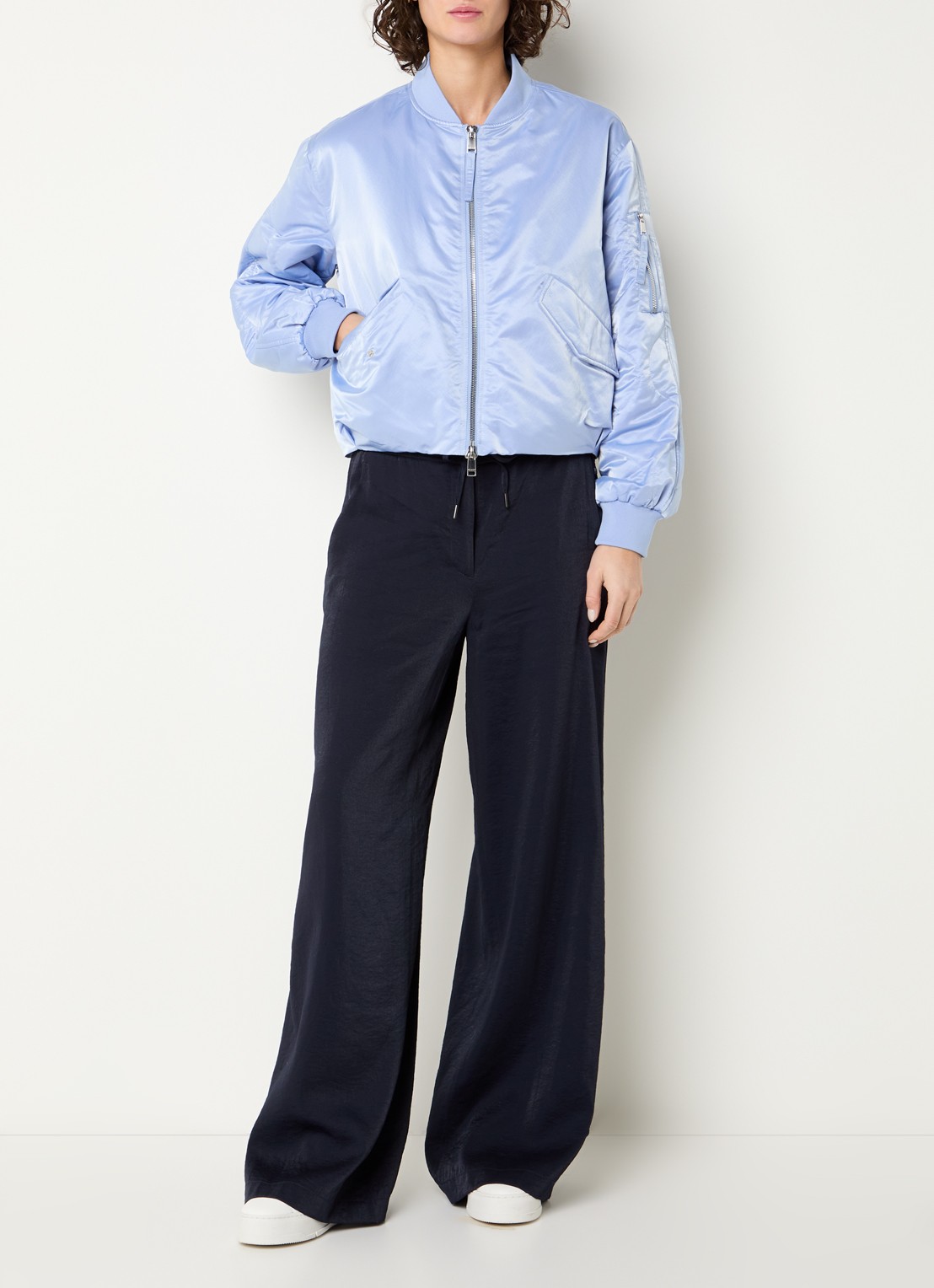 Beaumont Hady bomberjack met klepzakken en glanzende finish - voorkant 2 blauw