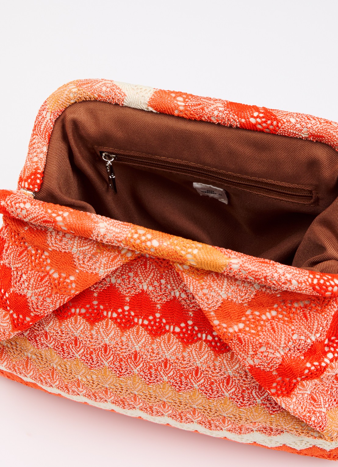 Becksöndergaard Pala Bonita clutch met streepprint - detail oranjerood