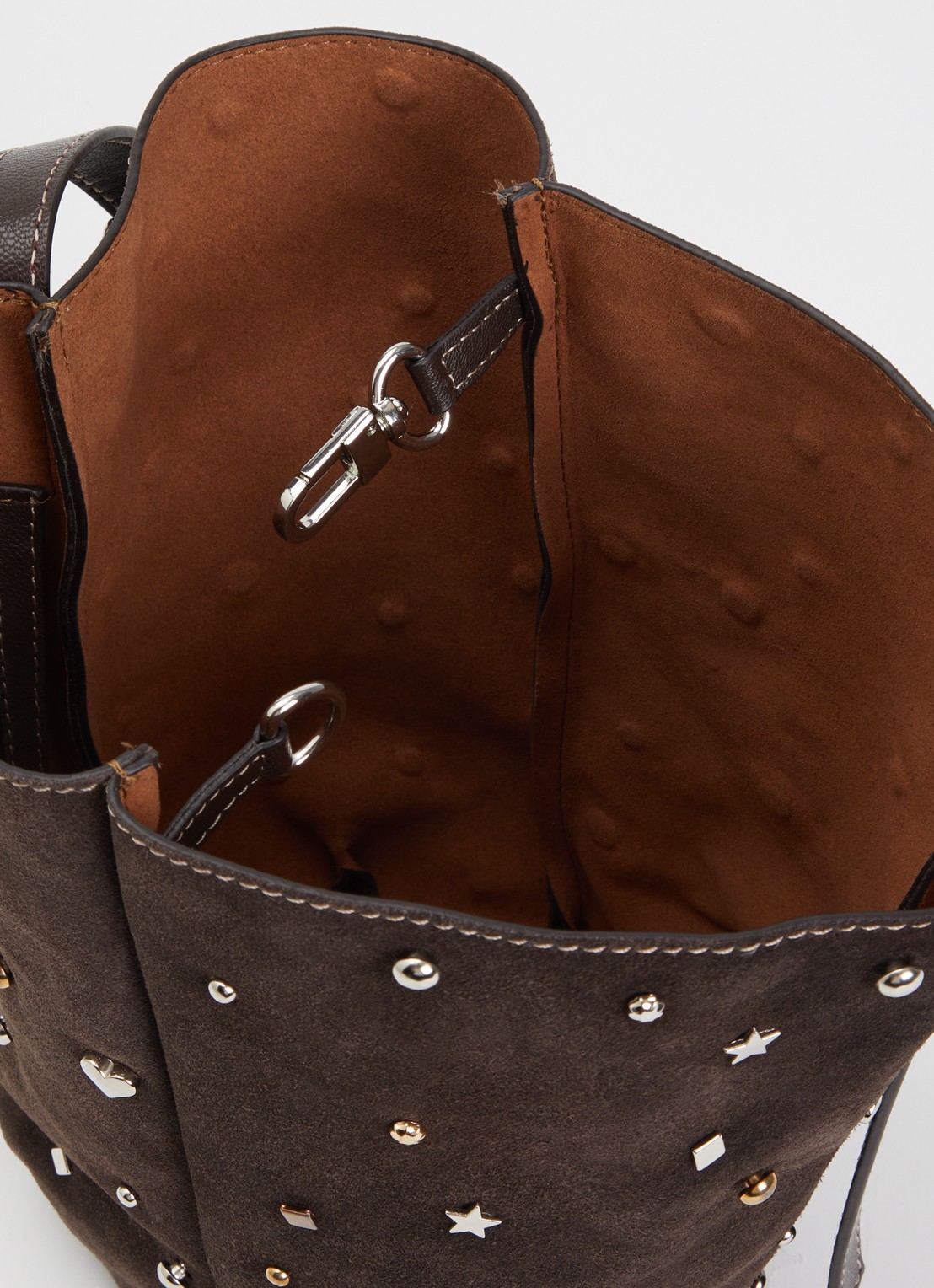 Becksöndergaard Studra Tuli schoudertas van suède met studs - detail 2 donkerbruin